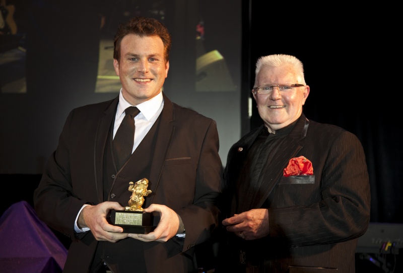 File:Mick-peck-david-hartnell-vac-award-2013-new-zealand-magician.jpeg